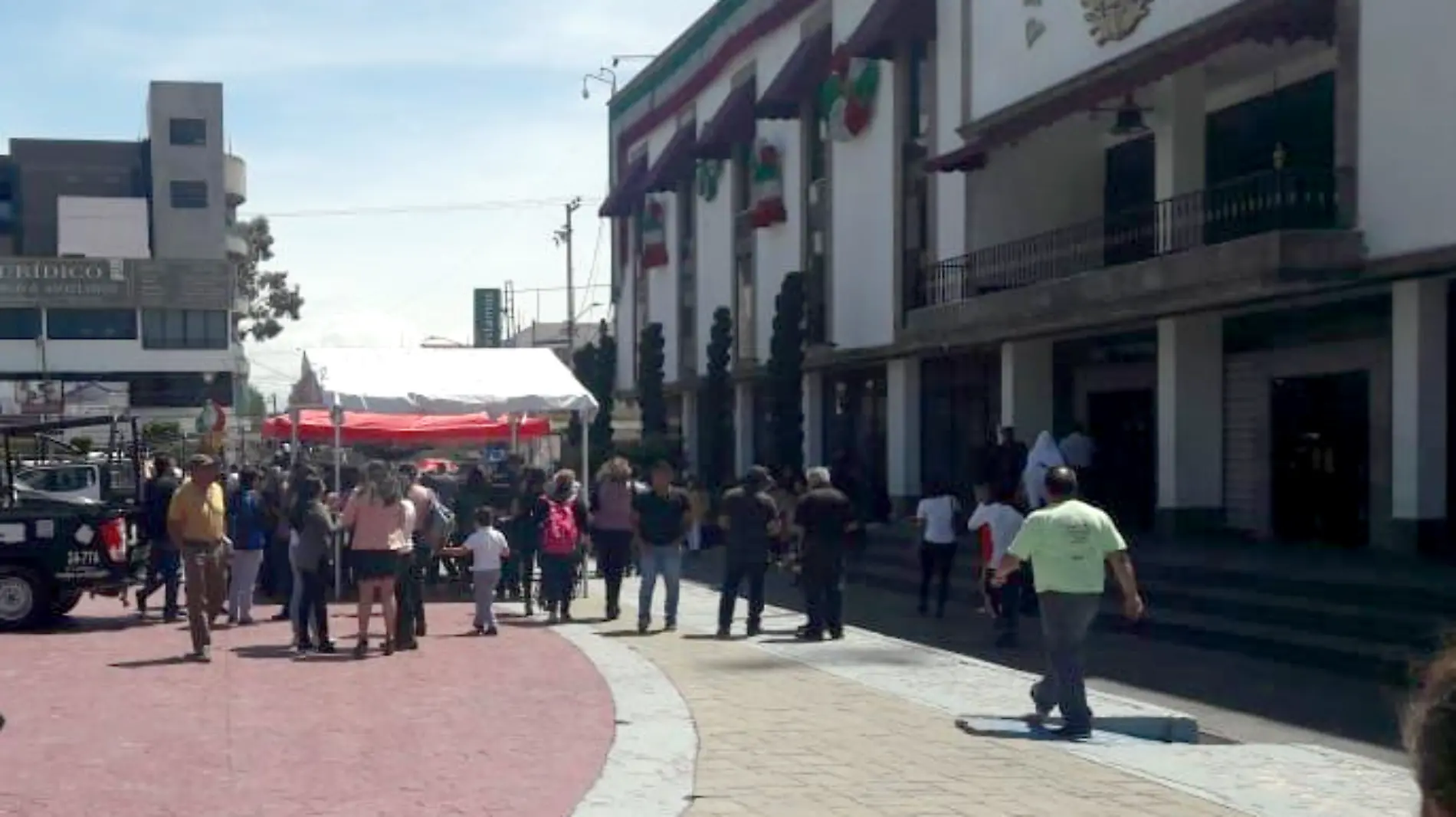 002 (1) Desalojan palacio municipal de Ecatepec tras amenaza de bomb (1)